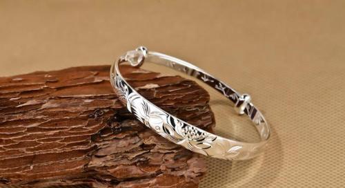 屬龍戴金還是戴銀首飾,為什麼屬龍不能帶金