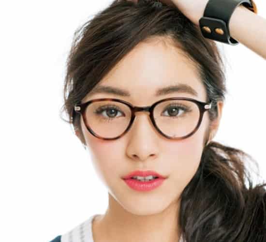 五行屬金的女人戴什麼眼鏡,五行中需要金或者木的人需要佩戴什麼東西來轉運呢