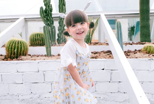 李姓屬火女孩名字,想給女兒起名,她五金缺火,李姓,三個字的,麻煩哪位高人指點一下