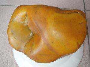 屬虎人拿黃蠟石做金蟾,猜一生肖:霸霸雄霸一方,八面威風.四方諸侯來進貢.位高權重,十分