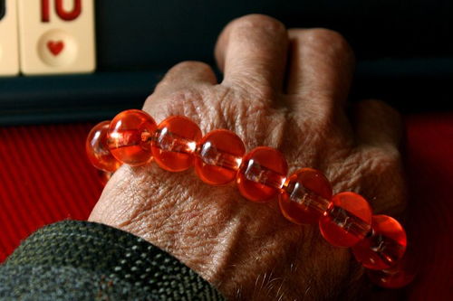 五行屬金兔可以佩戴硃砂,五行中需要金或者木的人需要佩戴什麼東西來轉運呢