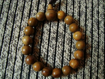 屬火適合帶綠檀木嗎,綠檀木的佛珠手鏈什麼樣的人不能帶?