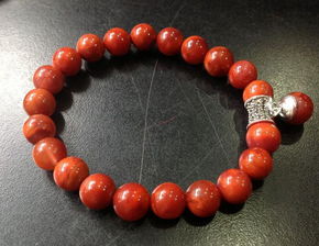 金命屬虎適合戴南紅瑪瑙嗎,天然南紅瑪瑙手鏈分辨真假的方法是什麼??看到很多人都戴南紅瑪