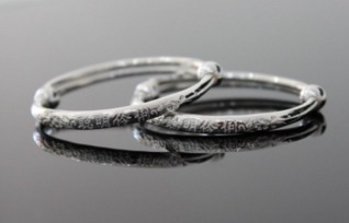 屬火的能戴銀手鐲嗎,屬火命人應戴銀還是戴金好?