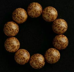 屬兔火命缺土戴什麼手串,屬兔缺土,我應該戴什麼顏色,形狀的水晶吊墜?