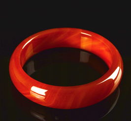 屬鼠帶的手鐲金的在哪能買,屬鼠的女生本命年戴什麼飾物請高人指點,我屬鼠,女