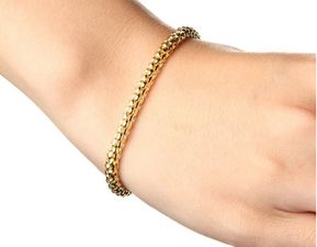 撿到金手鏈不歸還屬什麼罪,撿到多少錢拒不交還失主屬於犯罪?